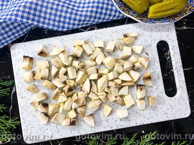 Слоеный салат из курицы с картофелем, жареными шампиньонами и сыром, Шаг 05