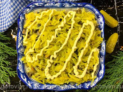 Слоеный салат из курицы с картофелем, жареными шампиньонами и сыром, Шаг 09