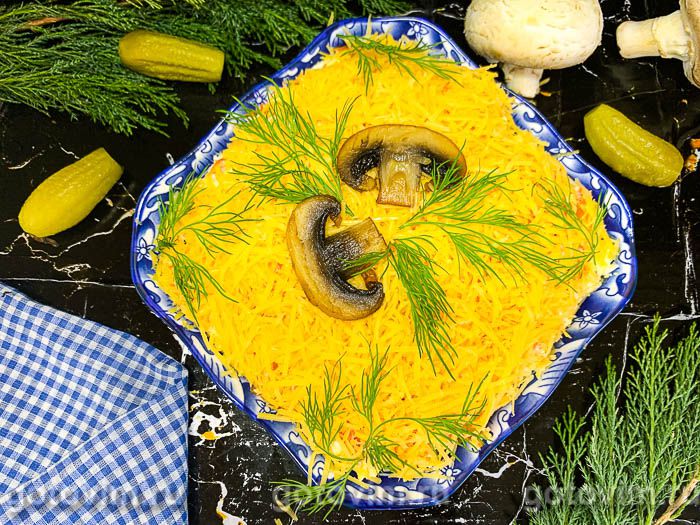 Слоеный салат из курицы с картофелем, жареными шампиньонами и сыром. Фотография рецепта