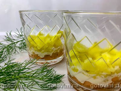 Слоеный салат в стаканах с соленой семгой, картофелем, помидорами и сыром, Шаг 03