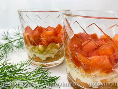 Слоеный салат в стаканах с соленой семгой, картофелем, помидорами и сыром, Шаг 04