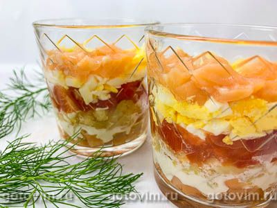 Слоеный салат в стаканах с соленой семгой, картофелем, помидорами и сыром, Шаг 06