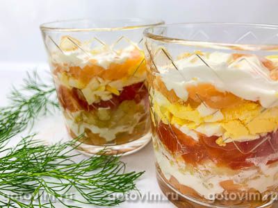 Слоеный салат в стаканах с соленой семгой, картофелем, помидорами и сыром, Шаг 07