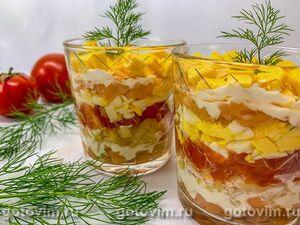 Слоеный салат в стаканах с соленой семгой, картофелем, помидорами и сыром