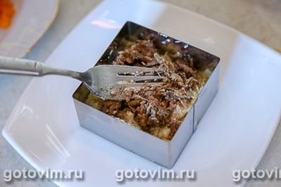 Слоеный салат со шпротами и плавленым сыром, Шаг 08