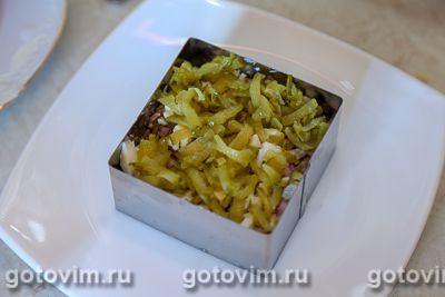 Слоеный салат со шпротами и плавленым сыром, Шаг 10