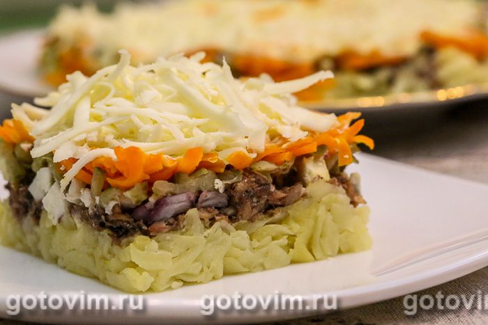 Слоеный салат со шпротами и плавленым сыром. Фотография рецепта