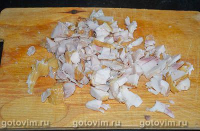 Слоеный салат с копченой курицей, ананасами и грецкими орехами, Шаг 01