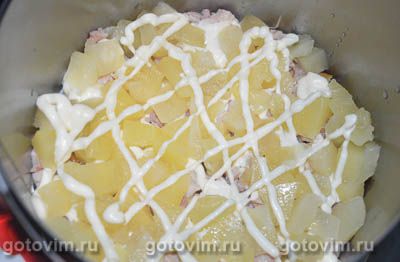 Слоеный салат с копченой курицей, ананасами и грецкими орехами, Шаг 03