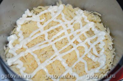 Слоеный салат с копченой курицей, ананасами и грецкими орехами, Шаг 04