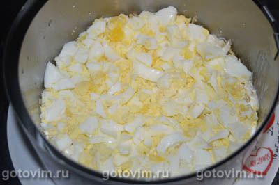 Слоеный салат с копченой курицей, ананасами и грецкими орехами, Шаг 05