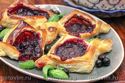 Слойки с черной смородиной
