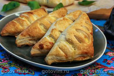 Слойки с адыгейским сыром и яйцом 