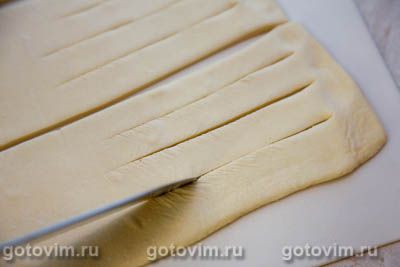Слойки с сыром и ветчиной из готового слоеного теста, Шаг 03