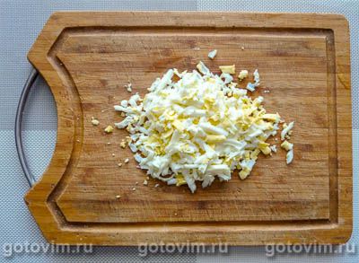 Слоеный салат с яблоком, сыром, яйцом и отварной морковью, Шаг 03