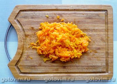Слоеный салат с яблоком, сыром, яйцом и отварной морковью, Шаг 04