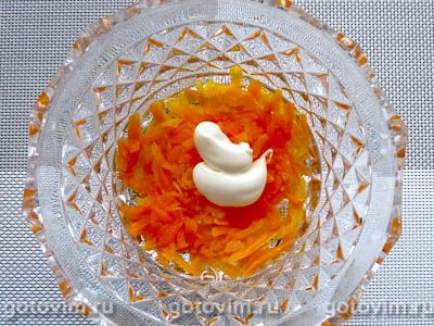 Слоеный салат с яблоком, сыром, яйцом и отварной морковью, Шаг 05