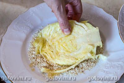 Шницель из молодой капусты в сухарях, запеченный в духовке, Шаг 05