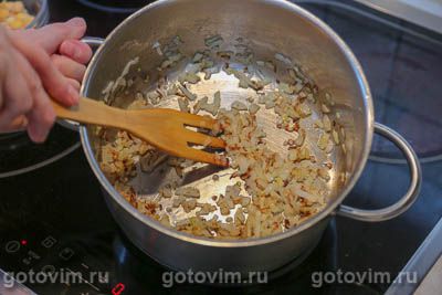 Солянка из квашеной и свежей капусты с нутом и курагой, Шаг 03