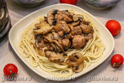 Спагетти с грибами и колбасками