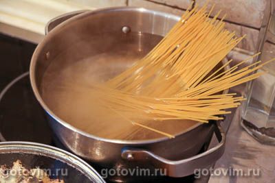 Спагетти с грибами и колбасками, Шаг 05