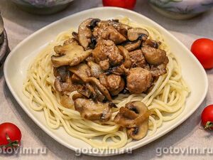 Спагетти с грибами и колбасками