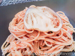 Спагетти в томатном соусе с баклажанами 