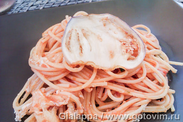 Спагетти в томатном соусе с баклажанами (spaghetti alla norma) . Фотография рецепта