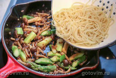Спагетти со спаржей и грибами шимеджи, Шаг 09