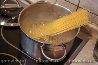 Спагетти с грибами вешенками и сосисками, Шаг 01