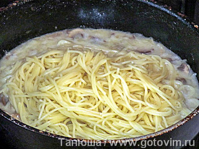 Спагетти в соусе из шампиньонов с горгонзолой , Шаг 05
