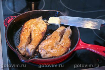 Стейк лосося на сковороде в ароматном масле с чесноком, лимоном и медом, Шаг 03