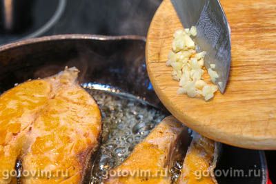 Стейк лосося на сковороде в ароматном масле с чесноком, лимоном и медом, Шаг 04