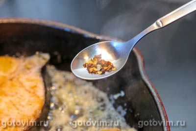 Стейк лосося на сковороде в ароматном масле с чесноком, лимоном и медом, Шаг 05