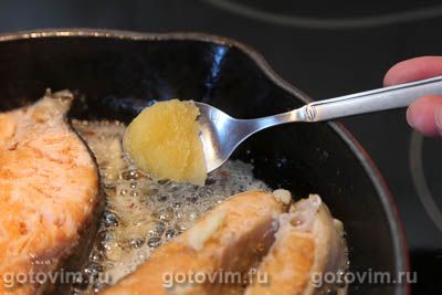 Стейк лосося на сковороде в ароматном масле с чесноком, лимоном и медом, Шаг 06