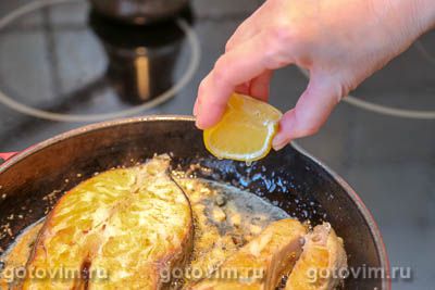 Стейк лосося на сковороде в ароматном масле с чесноком, лимоном и медом, Шаг 07