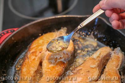 Стейк лосося на сковороде в ароматном масле с чесноком, лимоном и медом, Шаг 08