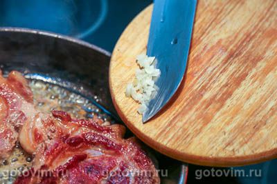 Стейк из свинины на сковороде в ароматном масле с чесноком, чили и медом, Шаг 04