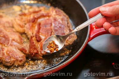 Стейк из свинины на сковороде в ароматном масле с чесноком, чили и медом, Шаг 05