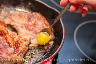 Стейк из свинины на сковороде в ароматном масле с чесноком, чили и медом, Шаг 06