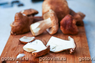 Стейки из свиной шейки с белыми грибами в сметане, Шаг 01