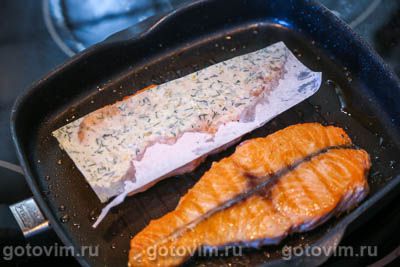Стейк-бабочка из лосося на сковороде с зеленым маслом и лимоном, Шаг 05