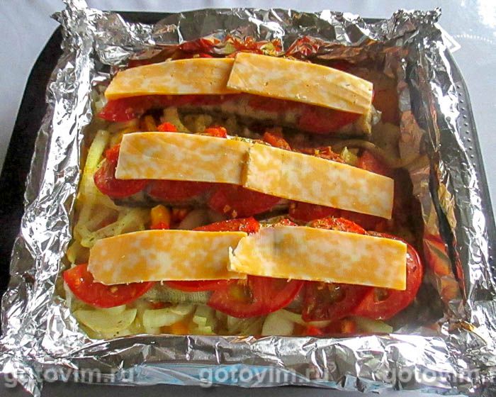 Судаки в фольге, запеченные с овощами и сыром, Шаг 06