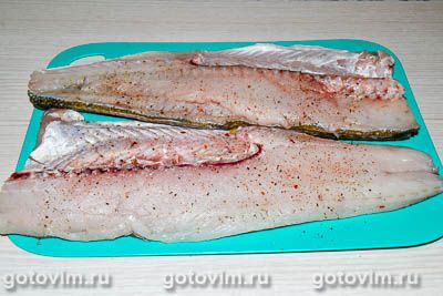 Горбуша с картошкой, морковью и луком в духовке