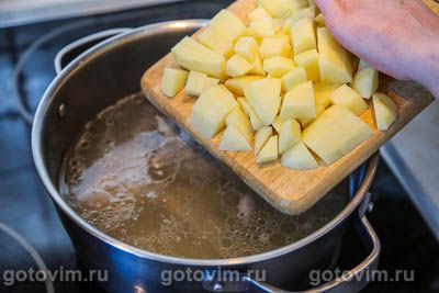 Суп из бараньих ребрышек с картошкой, кале и грибами, Шаг 02