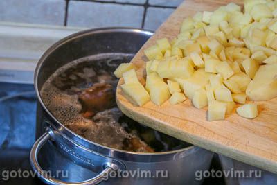 Суп из белых грибов с картошкой и яичной болтушкой, Шаг 03