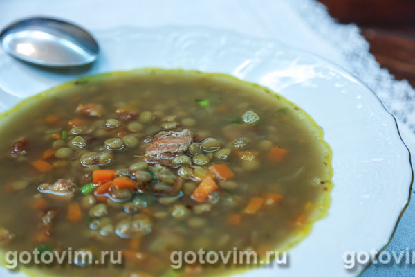 Суп из зеленой чечевицы с беконом. Фотография рецепта