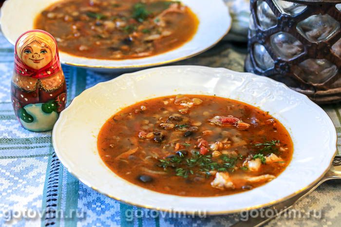 Суп с говядиной, чечевицей и маслинами. Фотография рецепта