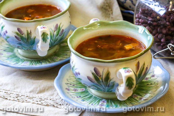 Мясной суп с фасолью и жареным беконом. Фотография рецепта