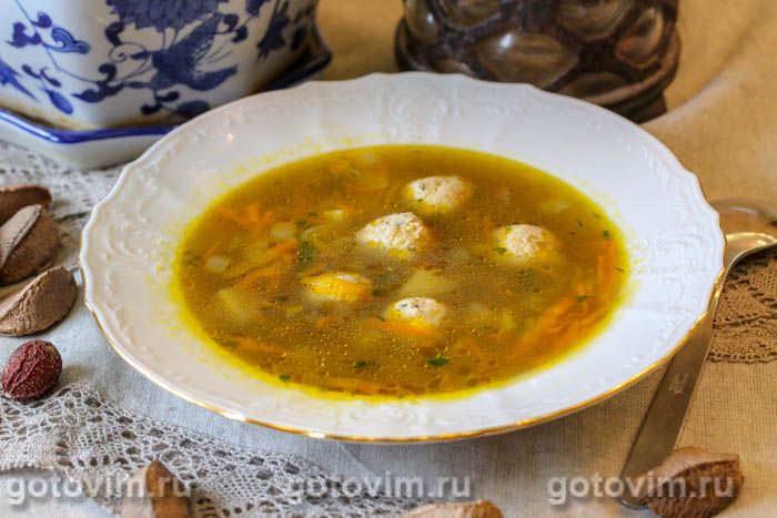 Суп с фрикадельками на грибном бульоне . Фотография рецепта